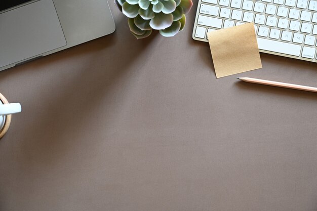 Photo brown desktop workspace with office supplies