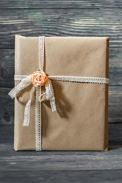 Photo a brown gift box with a ribbon tied with a bow.