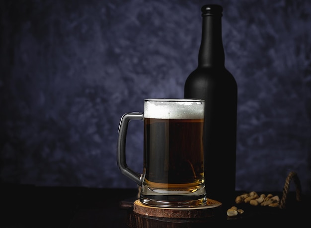 Photo brown porter on dark rustic background english dark beer