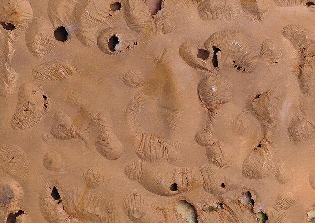 Photo a brown sand with the word  d  written on it