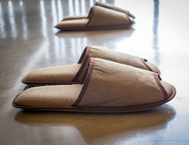  brown unisex slippers 