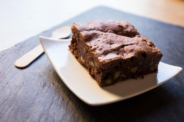 A brownie is a small chocolate cake, typical of the gastronomy of the United States.