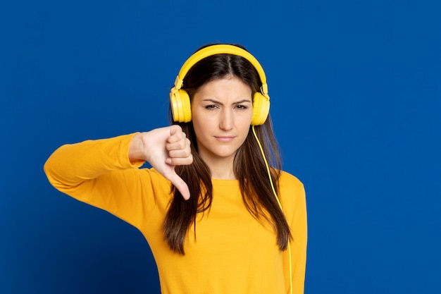 Brunette girl wearing a yellow T-shirt