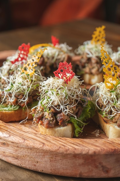 Bruschetta en la mesa de un restaurante de lujo,