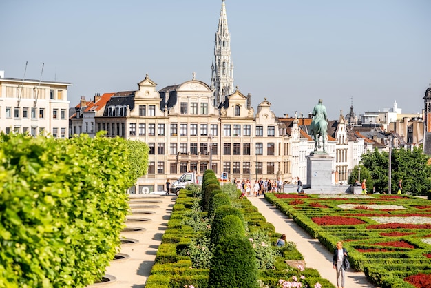 Photo brussels, belgium - june 01, 2017: morning view on the arts mountain square and beautiful buildings with people walk in brussels, belgium