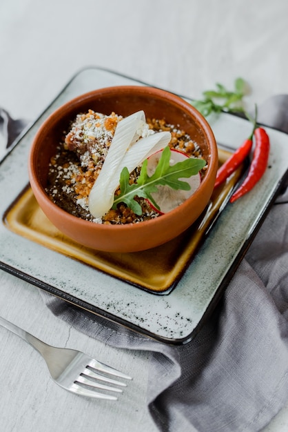 Bucket porridge with chicken and onion