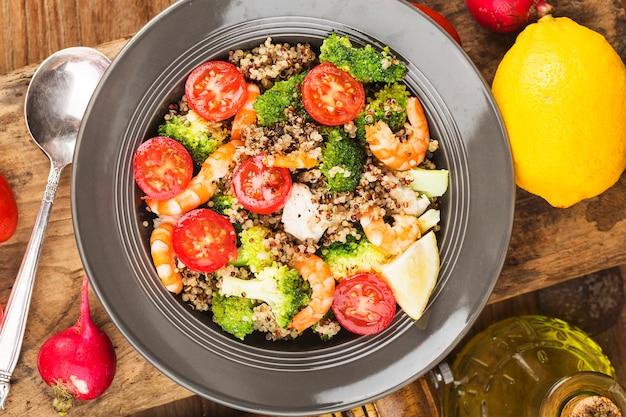 Photo buckwheat salad with broccoli chicken breast shrimp, three-color quinoa salad. superfood and healthy eating concept.