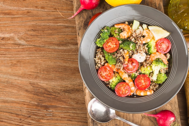 Photo buckwheat salad with broccoli chicken breast shrimp, three-color quinoa salad. superfood and healthy eating concept.