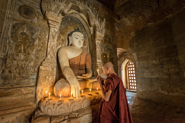 Buddhist monk praying the Buddha