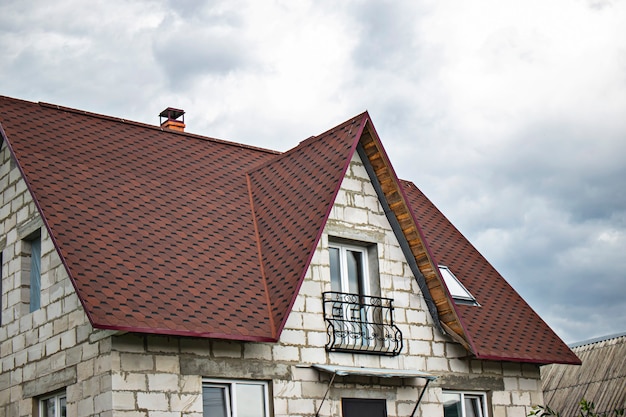 Building a house from white gas silicate blocks with a soft roof