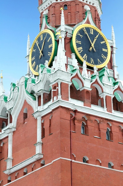 A building with a clock on it that says the time is 12 : 05.