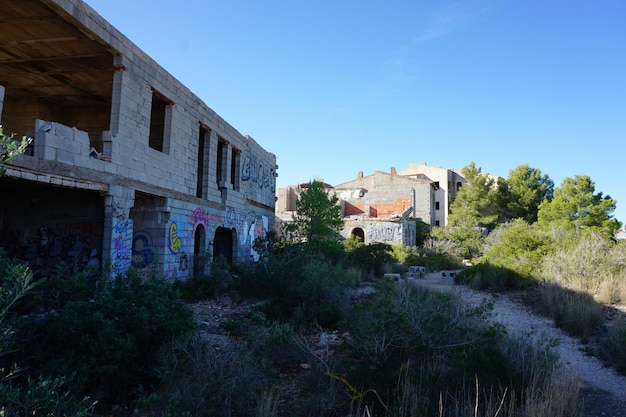 A building with graffiti on it