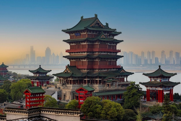 Photo a building with a red roof and a red building in the background