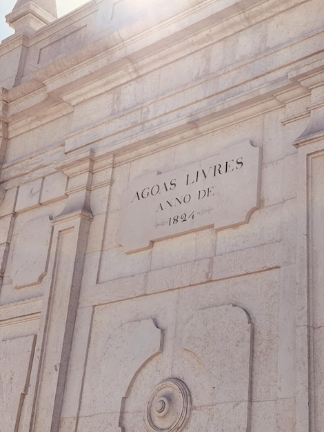 A building with the words agioses libertes on it