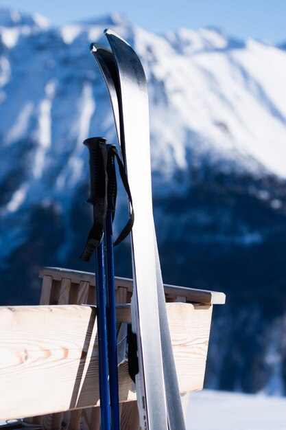 Photo built structure by sea against mountain during winter