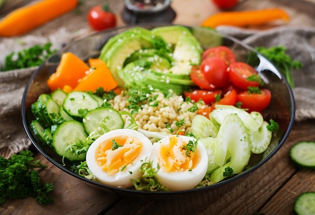 Bulgur porridge, egg and fresh vegetables