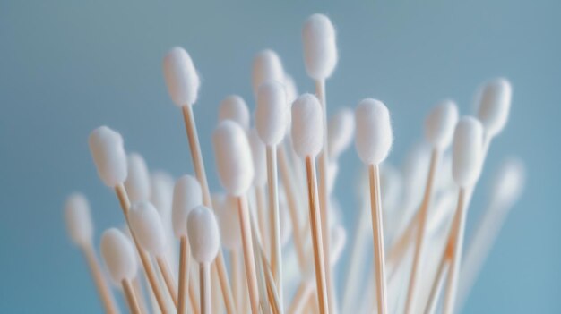 Photo a bunch of cotton swabs arranged neatly with a light blue background exuding a clean and hygienic feel