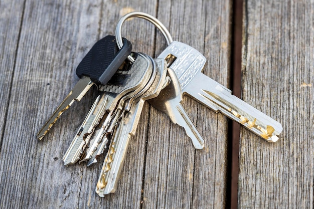 A bunch of keys lies on a wooden surface. Loss. High quality photo