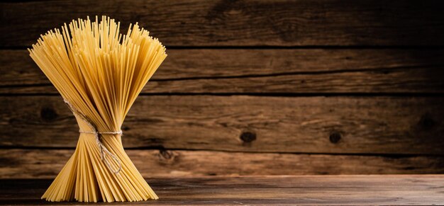 Photo a bunch of spaghetti dry tied with a rope