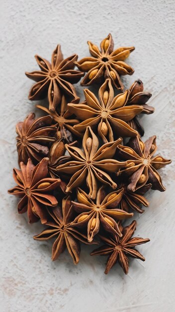 Photo a bunch of star anise are laying on a white background