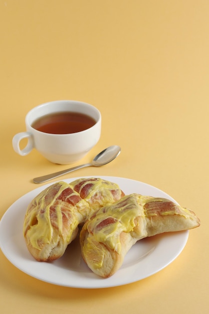 Buns with lemon cream and tea