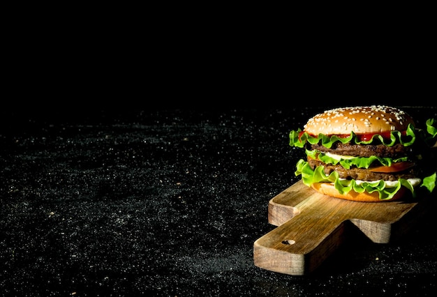 Photo burger with beef and vegetables