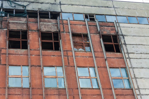 a burned house, a destroyed building, a building damaged in the war