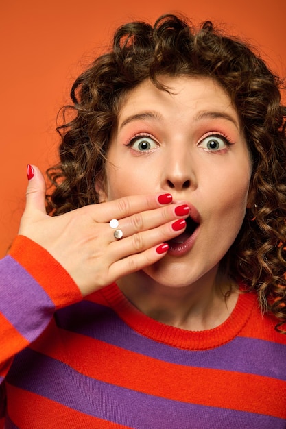 Photo a burst of orange a young womans surprise