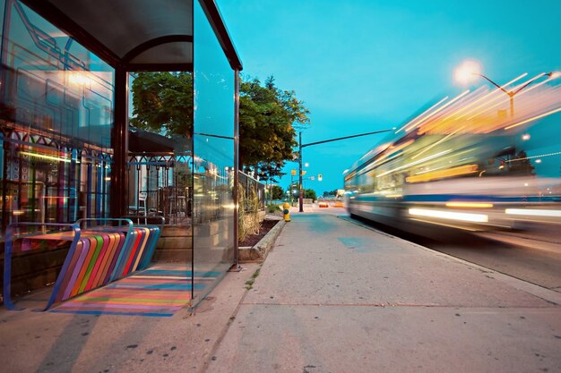 Photo a bus is passing by a building with a colorful design on the side