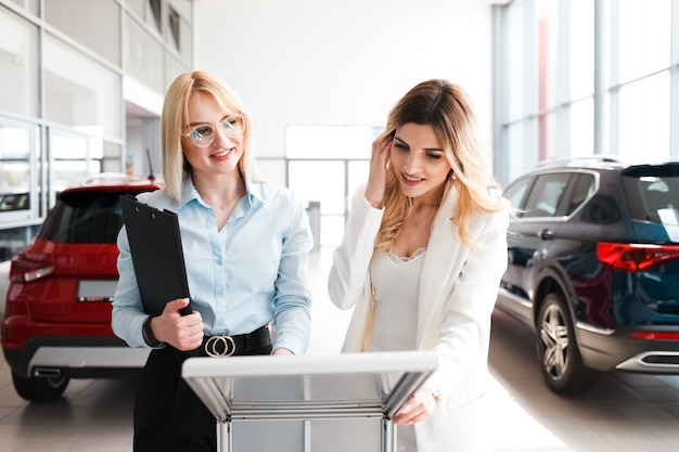 Business lady chooses a new car