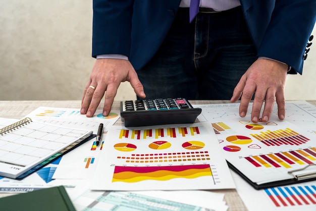 Photo a business male analyzes revenue and graphs at office