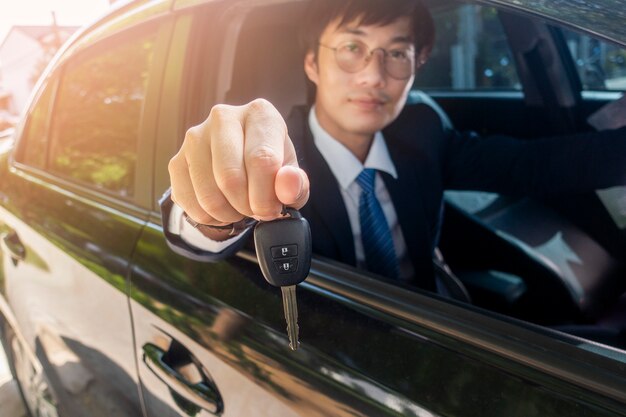 Photo business man  is holding key car in the car 