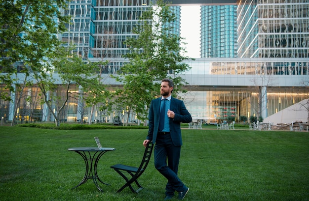 Photo business man in a suit in the city center