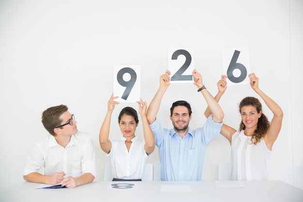 Photo business people holding score signs