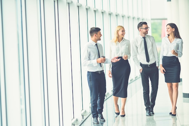 Photo the business people walk in the office balcony