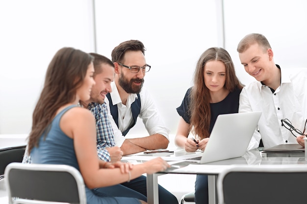 Business team uses a laptop to view business news.people and technology