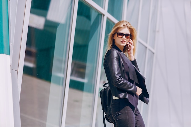 Photo business woman looking white blond