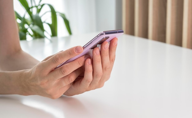 Business woman reading an sms on his mobile Social concept