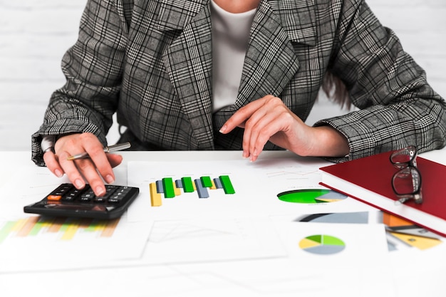 Photo business woman working in a office desktop