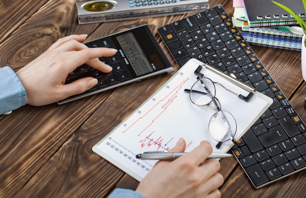 Photo business woman working in the office with items for doing business