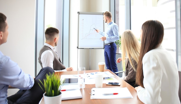 Photo businessman giving a presentation on flipchart. teamwork concept