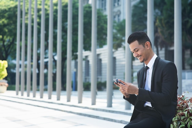 Photo businessman using phone outdoors