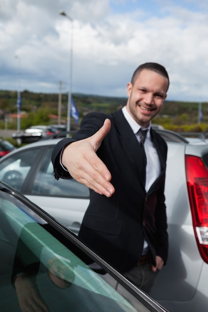 Photo businessman wanting to shake the hand of someone