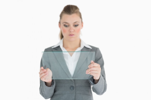 Photo businesswoman holding a glass slide