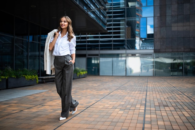 Businesswoman walking in a modern city