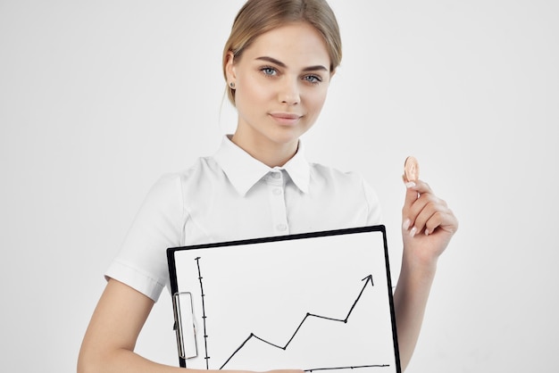 Photo businesswoman in a white shirt with a folder in hand light background high quality photo