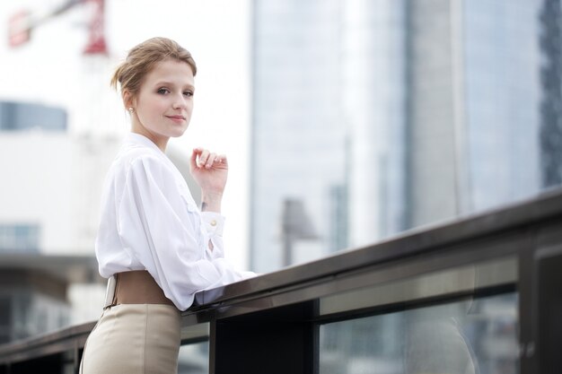 Photo businesswoman working outside office building