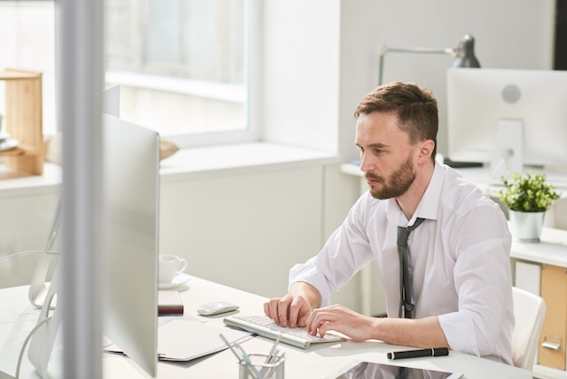 Photo busy man working hard in office