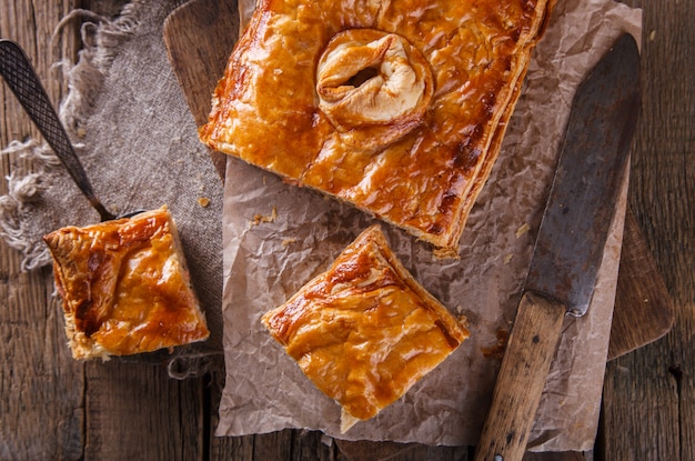 Cake of puff pastry with savory stuffing 