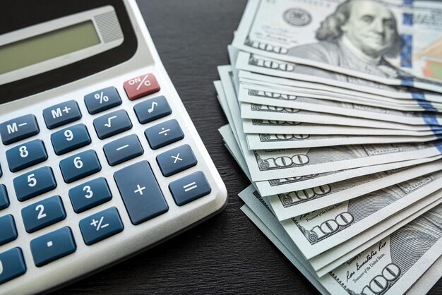 Calculator on 100 us dollars for pay bills of expenses